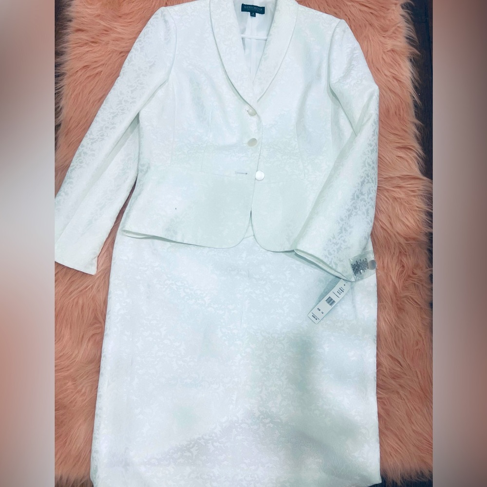Bello conjunto de chaqueta con falda nuevo